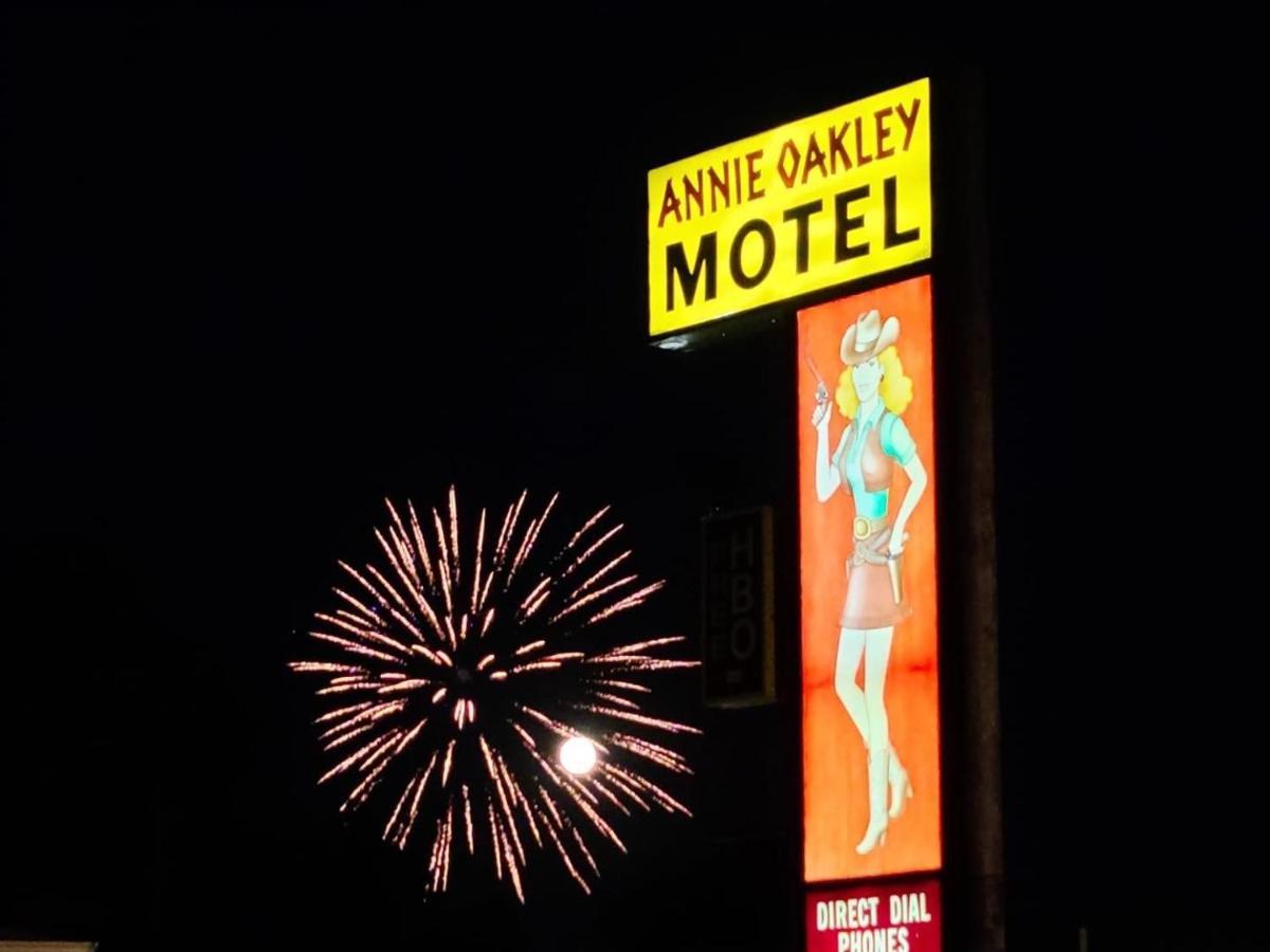 Annie Oakley Motel Oakley Exteriér fotografie